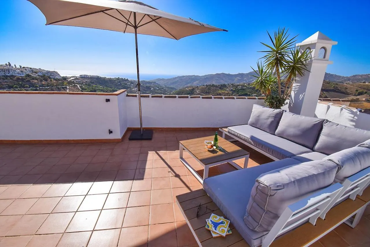 Frigiliana Penthouse: Poolside Retreat with Panoramic Views Apartment