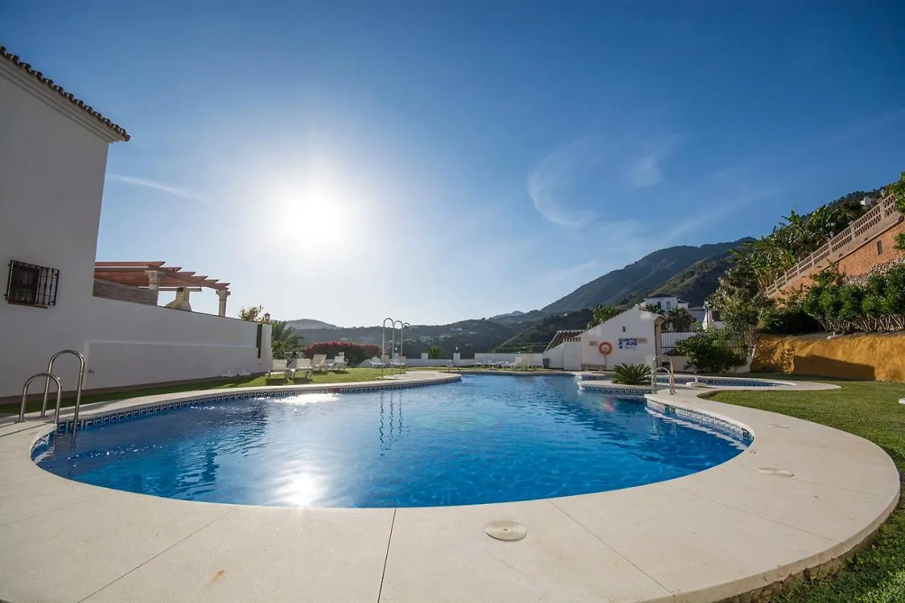 Frigiliana Penthouse: Poolside Retreat with Panoramic Views Apartment