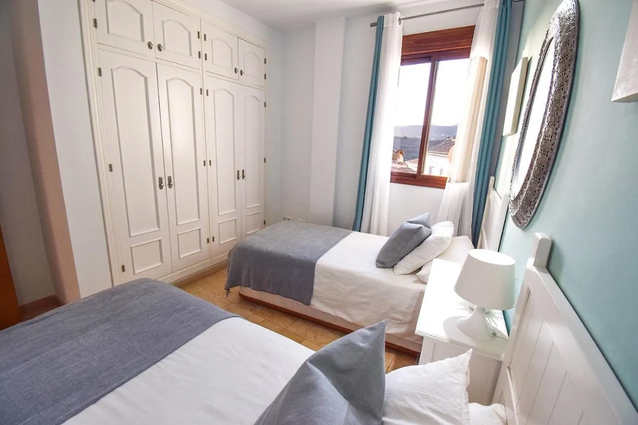 Frigiliana Penthouse: Poolside Retreat with Panoramic Views Apartment