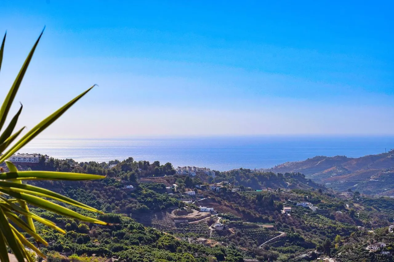Frigiliana Penthouse: Poolside Retreat with Panoramic Views Apartment
