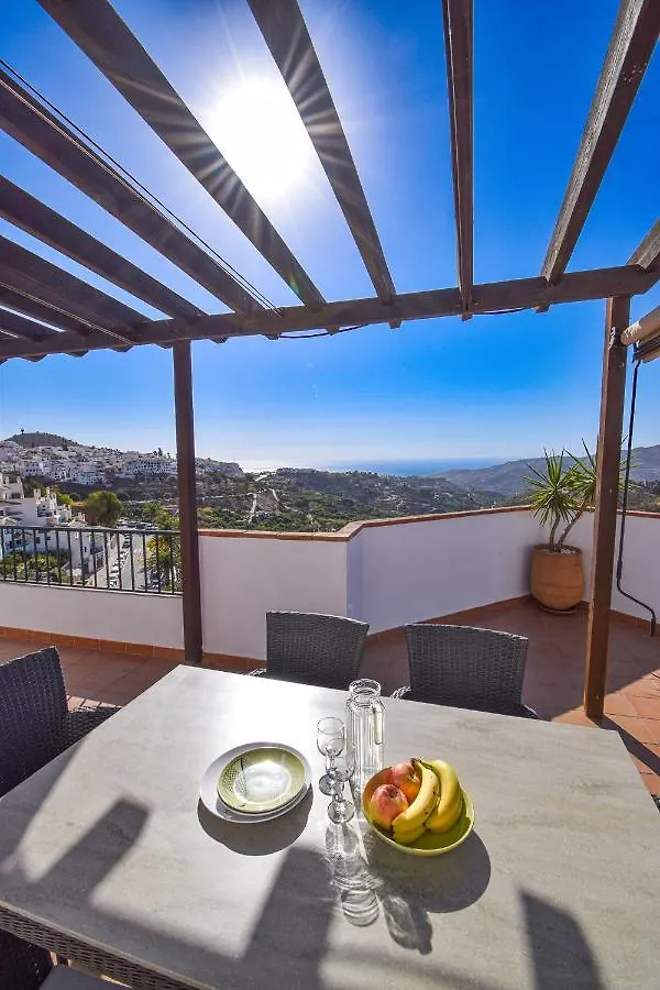 Frigiliana Penthouse: Poolside Retreat with Panoramic Views Apartment